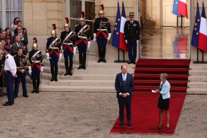 جدل الأولويات: قراءة في معايير ودلالات تشكيل الحكومة الفرنسية الجديدة