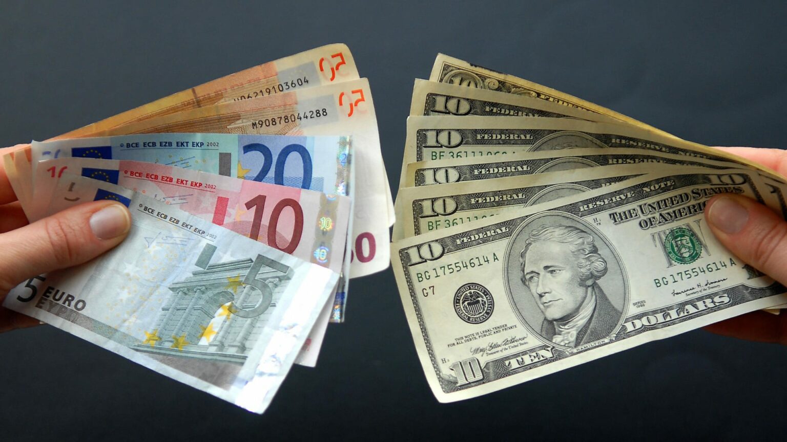 انعكاسات تساوي اليورو مع الدولار الأمريكي عالميًا ومحليًا